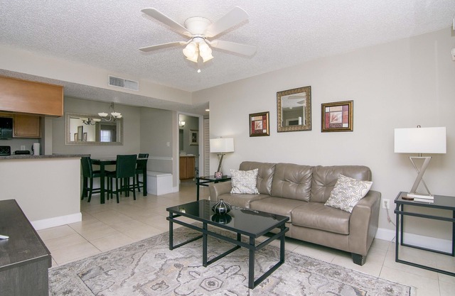 Corner Unit - 2 bedroom 2 bath - Close to downtown Tampa