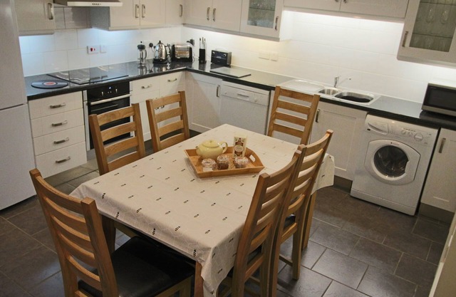 Cornerhouse, a luxury townhouse 15mins walk along the charming river to the city