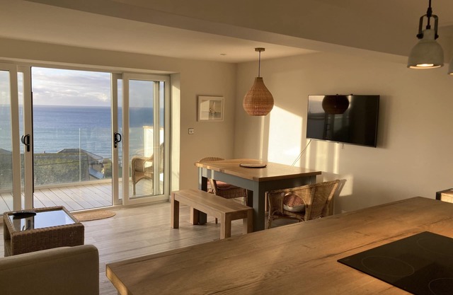 Cornish apartment with stunning sea views close to the beach
