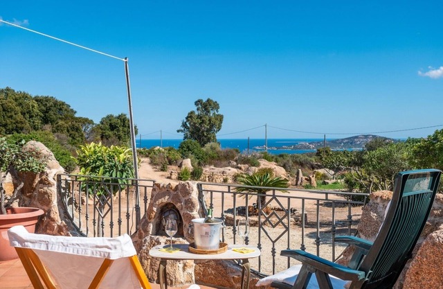 COSTA SMERALDA APARTMENT in semi-detached villa with sea view in Cannigione alta