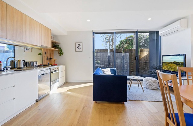 Cosy 1-Bed with Private Balcony By Showgrounds