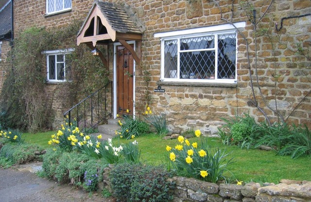Cosy 18th Century Cottage in The Cotswolds. Great for groups and families.