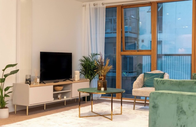 Cosy 2 Bed Riverside Apartment + Free Parking