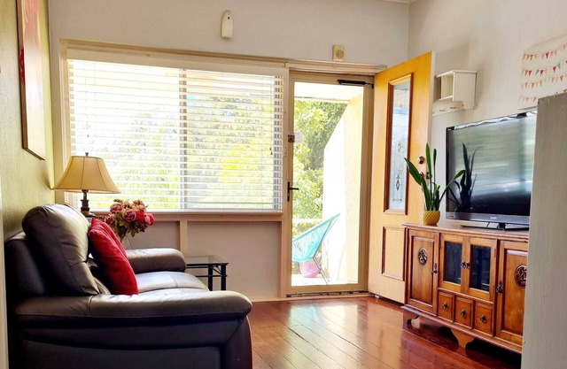 Cosy 2 Bedroom Cottage, enclosed big Backyard for Kids 👨‍👨‍👦 & FurKid 🐶