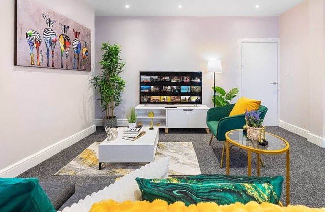 Cosy 2-bedroom flat with a king-size bed in London, UK. Close to all airports!