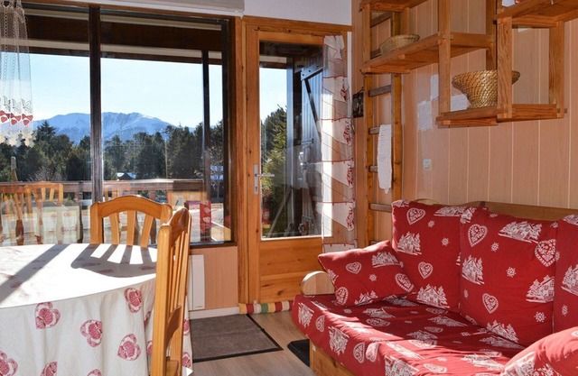 Cosy 2-Room Chalet, Sleeps 4, South-Facing Terrace, 500m to Slopes, All Amenities