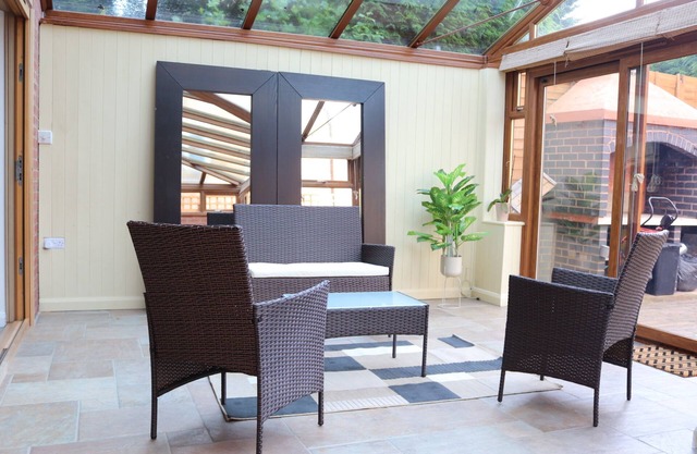 Cosy 3 bedroom 2 Bathroom House with Parking