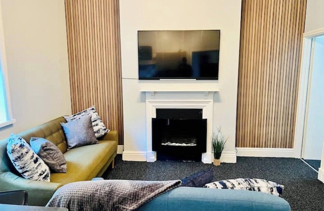 Cosy 3BR w/Smart TV & Parking near Utilita Arena