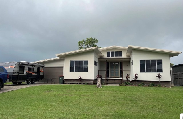 Cosy 4 bedroom retreat on the whitsundays coast nOver looking the ocean n