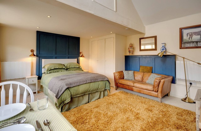 Cosy and Equipped, Pvt Garden, Direct Access to Public Footpath, Dog Friendly.