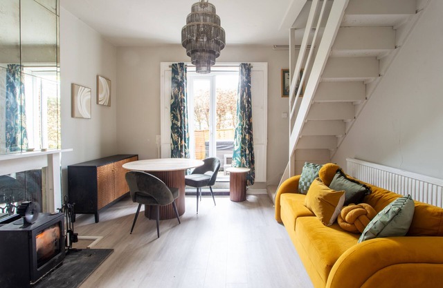 COSY ANNEXE - ROMANTIC ESCAPE | SLEEPS 2 | HOT TUB | BBQ | PATIO | WI-FI | LOG BURNER