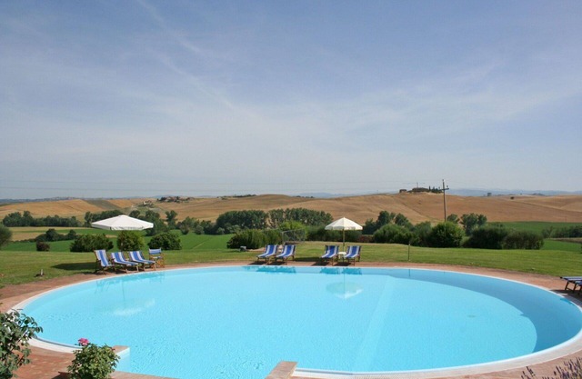 Cosy apartment for 2 people with WIFI, pool, panoramic view and parking, close to Siena