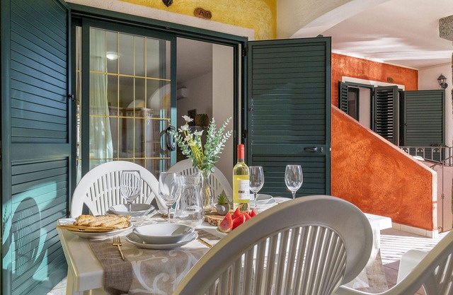 Cosy apartment for 6 people with WIFI, A/C, pool, TV and patio