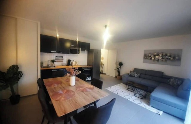 Cosy apartment at the foot of the metro and shops