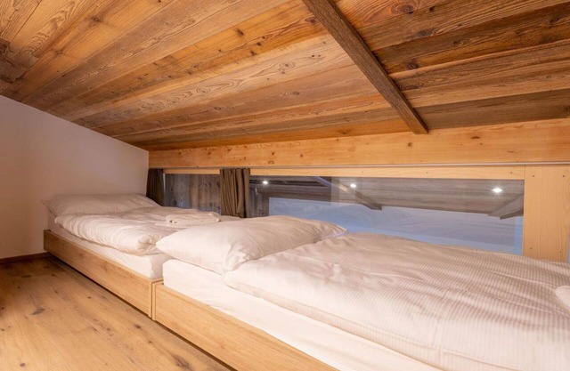 Cosy apartment for 7 people with WIFI, hot tub, TV and balcony