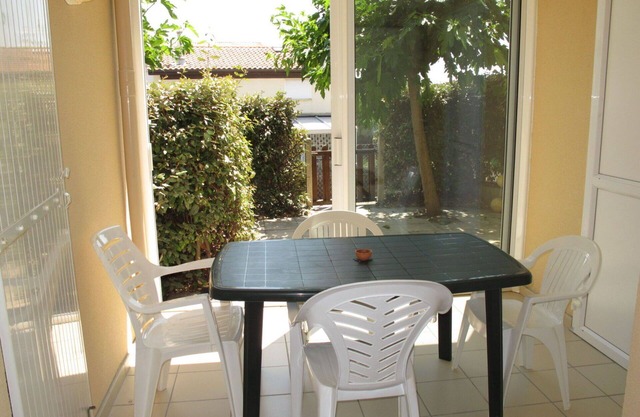 Cosy apartment for 2 guests with TV, terrace, pets allowed and parking
