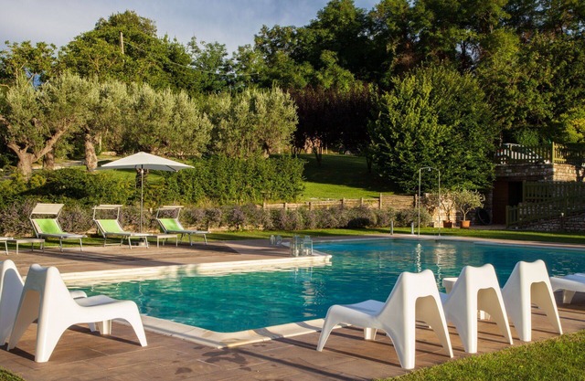 Cosy apartment for 5 people with pool, WIFI, A/C, TV, pets allowed and parking