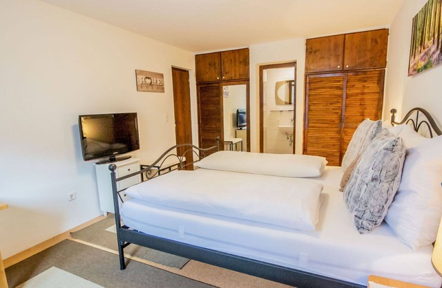 Cosy apartment for 2 guests with WIFI, TV, pets allowed and parking