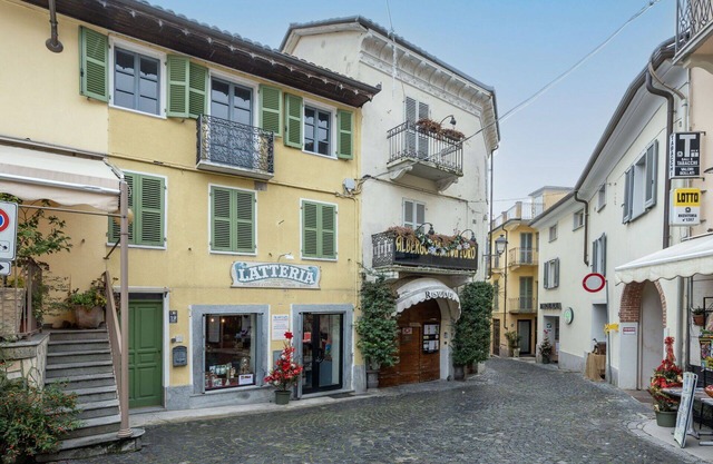 Cosy apartment for 4 guests with WIFI, A/C, TV, balcony, pets allowed and parking