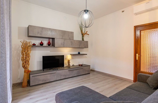 Cosy apartment for 5 guests with A/C, WIFI, balcony and parking