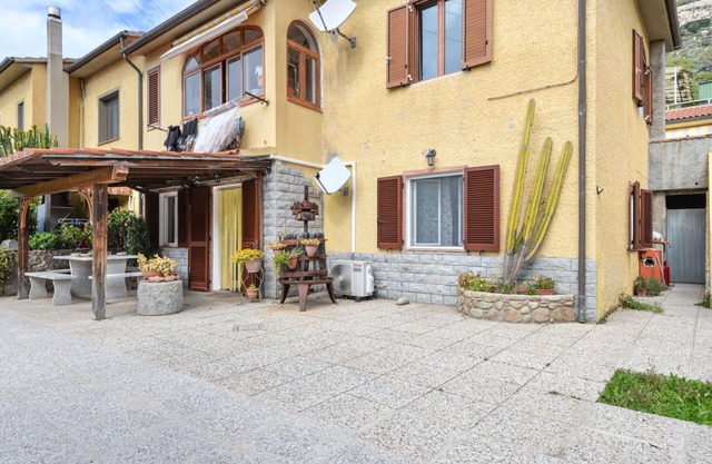 Cosy apartment for 6 guests with WIFI, A/C, TV, terrace and pets allowed