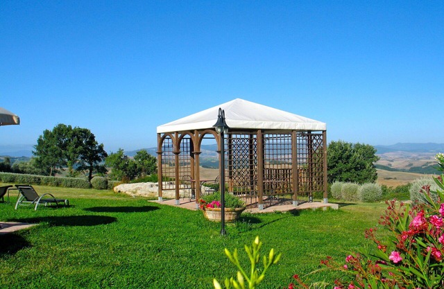 Cosy apartment in villa with pool, WIFI, A/C, TV, terrace and panoramic view, close to San Gimig.
