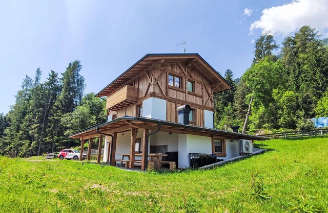 Cosy apartment in villa for 12 guests with WIFI, TV and patio