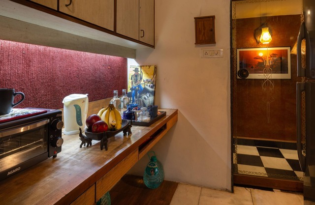 Cosy, Artistic, quiet apartment in a fantastic location. Large desk for work.