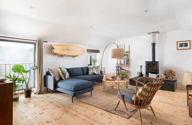 Cosy barn, walk to 3 beaches