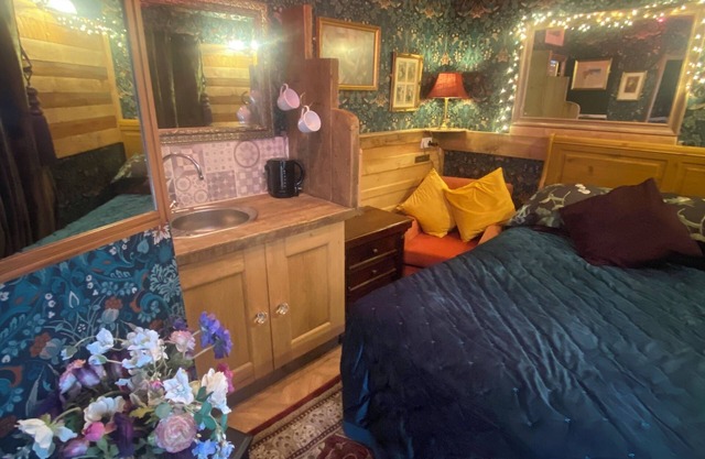 Cosy boutique style space. Close to country pub. Direct bus route to Liverpool.