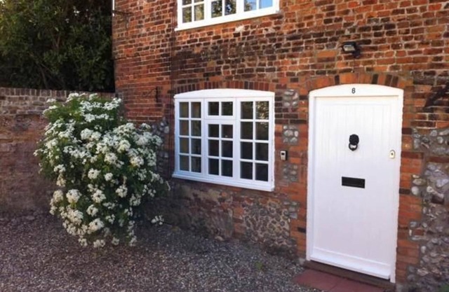 Cosy Carpenters Cottage in market town of Holt. Quiet & Secluded, parking, piano