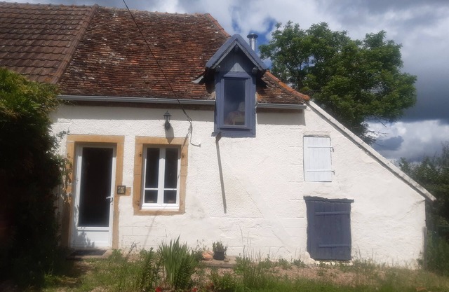 Cosy Country Cottage nclose to Le Pal theme park.
