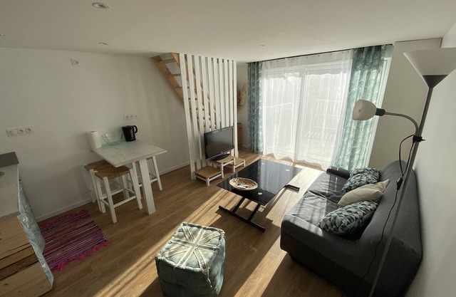 Cosy cocoon close to beaches and shops.