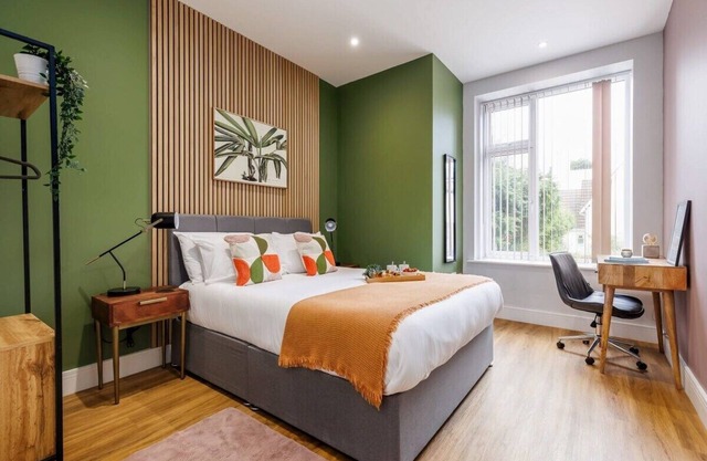 Cosy & Colourful 1-bed Apt w/Free Parking & Wi-Fi