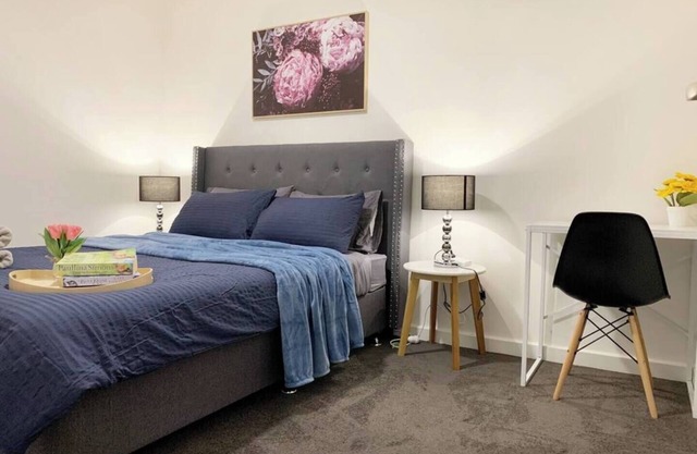 Cosy & comfortable 2 BDRM budget unit. Unlimited Wifi, free parking & air-con. Near shops & bus stop