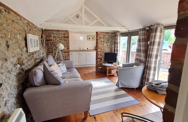 Cosy Cottage Daisy Lodge - Traditional and close to Holt + the coast