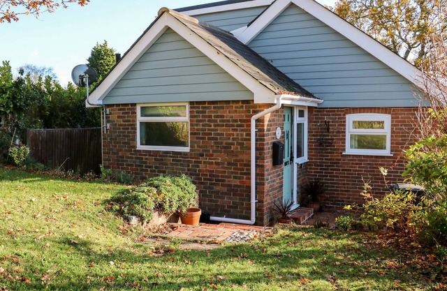 COSY COTTAGE, pet friendly, with a garden in Bexhill-On-Sea