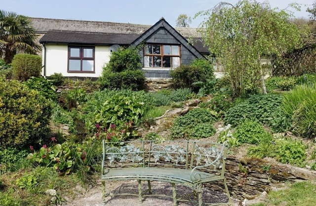 Cosy cottage, rural location, beautiful landscaped gardens with pond and lake