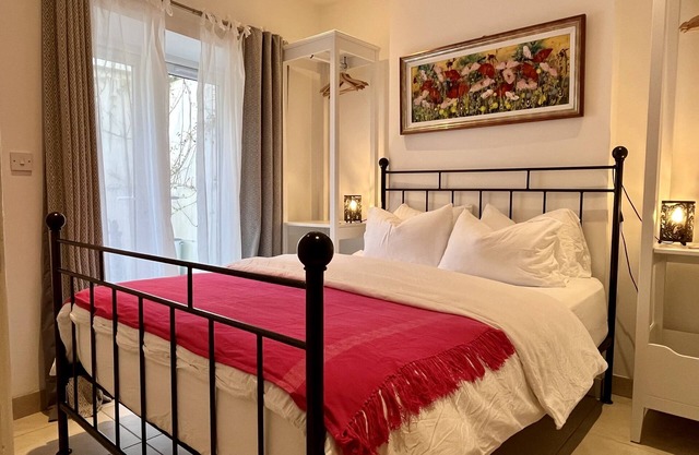 Cosy cottage, short walk to beach and restaurants