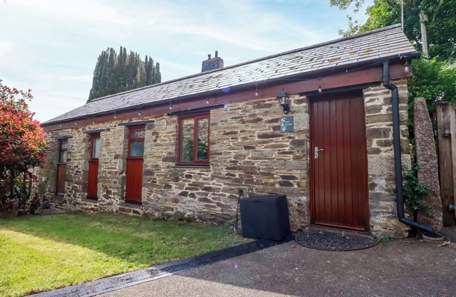 COSY COTTAGE, with a garden in Dobwalls