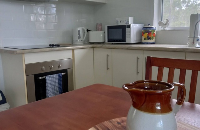 Cosy Country Cottage in Bungadoo. One-bedroom quiet accommodation.