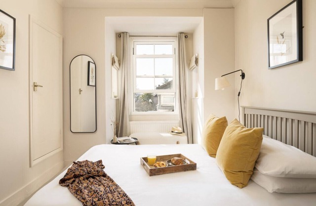 Cosy double room with en-suite shower room and free WiFi