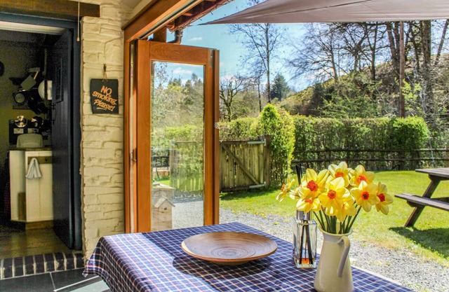 Cosy Eco-Cottage w/garden stream: mountains & rivers to explore!
