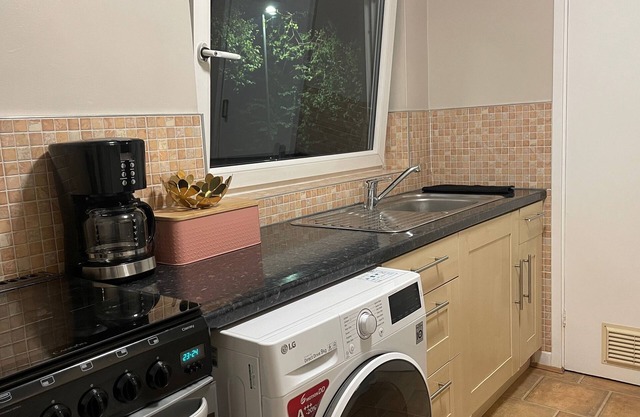 Cosy Flat for 4, Family Friendly, Private Parking, Close to Central London