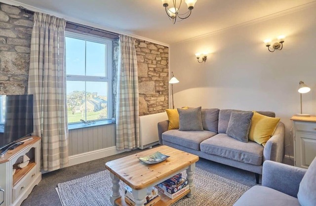 Cosy Flat, Sea Views , Short Walk to Shops & Pub