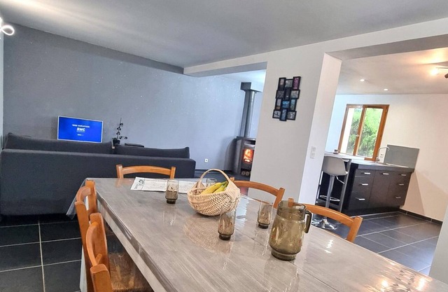 Cosy Gîte avec Jardin Privatif, Idéal pour Motards et Randonneurs