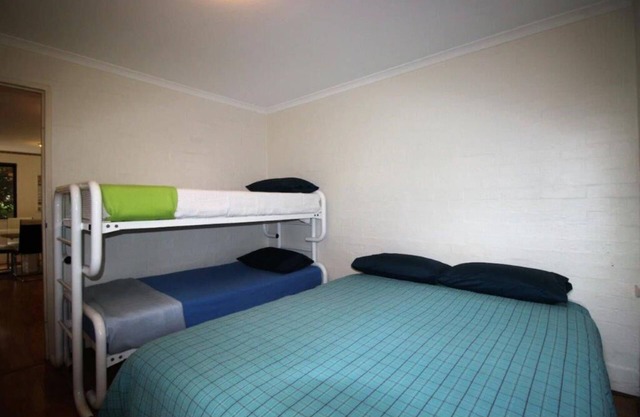 Cosy ground floor beach side apartment with linen provided