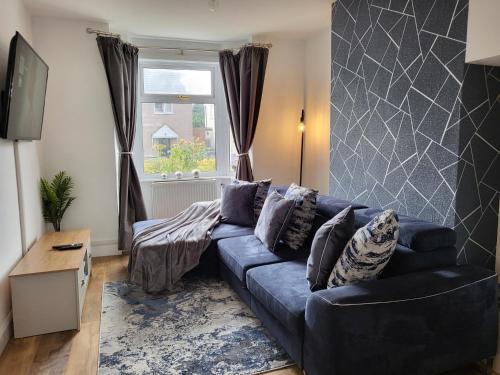 Cosy Home Ideal for Business, Contractors, Families near Walsgrave Hospital, Shops and M6, A46, Free Parking