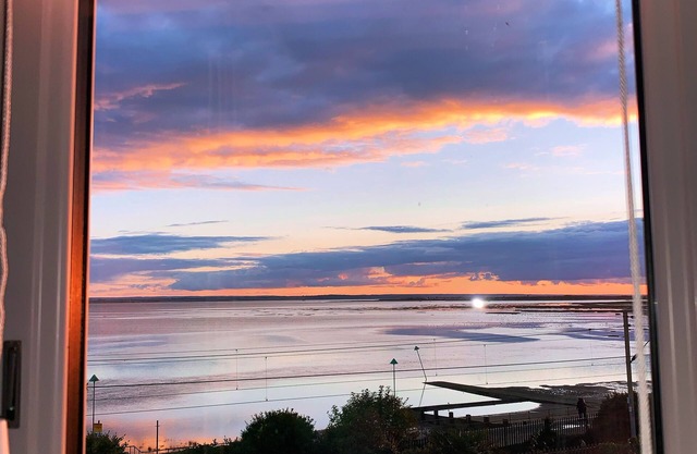 Cosy Hot Tub Beach House with Panoramic Views of LeighonSea Estuary + Fireplace