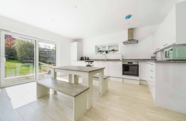 Cosy house near centre of Haywards Heath.